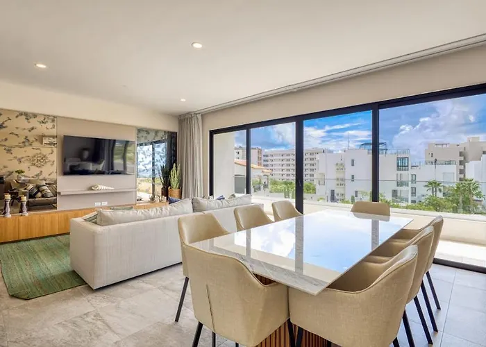 Peaceful Coastal With Pool, Balcony & Fitness Center *